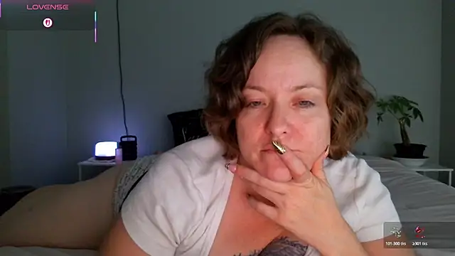 Snapshot of julimonroe chatting on 05-07-26, 04:40 julimonroe online show from 05-07-26, 04:40