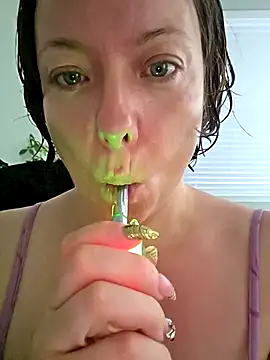 Snapshot of julimonroe chatting on 05-12-26, 11:40 julimonroe online show from 05-12-26, 11:40