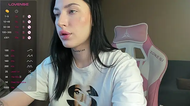 Snapshot of JenniferQueen11 chatting on 02-06-25, 01:43 JenniferQueen11 online show from 02-06-25, 01:43