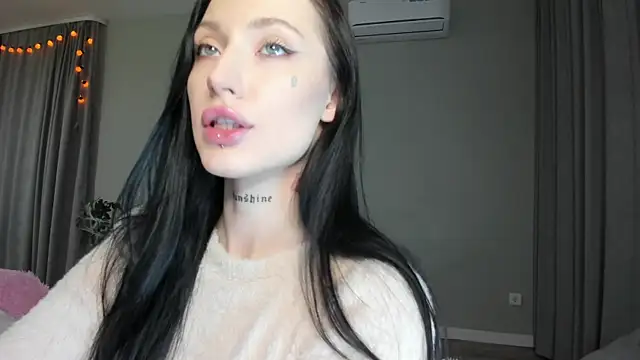 Snapshot of JenniferQueen11 chatting on 10-24-25, 01:18 JenniferQueen11 online show from 10-24-25, 01:18