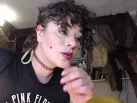 Snapshot of MaxiMillz chatting on 11-09-25, 03:38 MaxiMillz online show from 11-09-25, 03:38