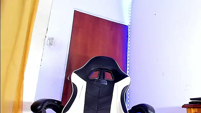 Snapshot of YeremiBrowm chatting on 01-08-25, 10:37 YeremiBrowm online show from 01-08-25, 10:37