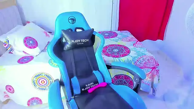 Lunastar02 online show from 11-18-25, 02:43