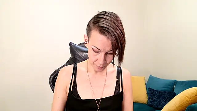 Snapshot of EveEnigma chatting on 02-04-25, 01:27 EveEnigma online show from 02-04-25, 01:27