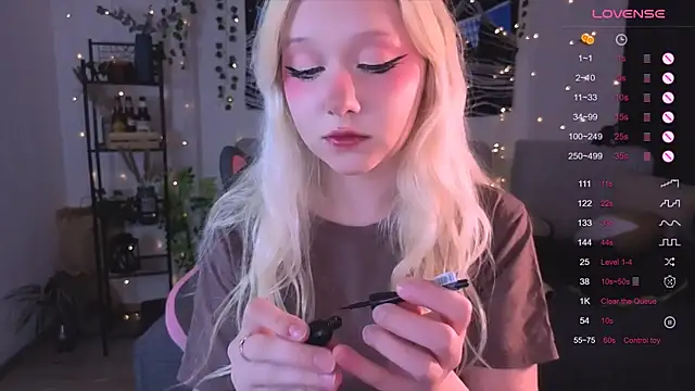 Snapshot of IrmaBell chatting on 11-11-25, 10:10 IrmaBell online show from 11-11-25, 10:10