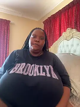 Snapshot of Michyboldy chatting on 12-17-24, 10:55 Michyboldy online show from 12-17-24, 10:55