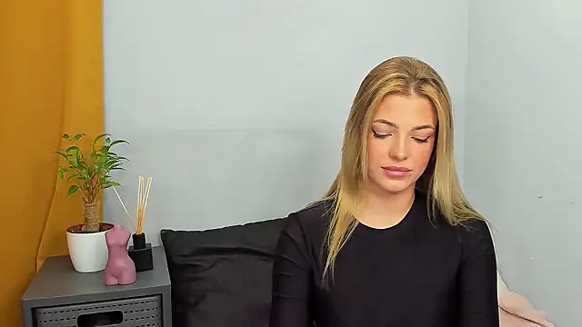 Snapshot of LilyBlondee chatting on 12-08-24, 07:32 LilyBlondee online show from 12-08-24, 07:32