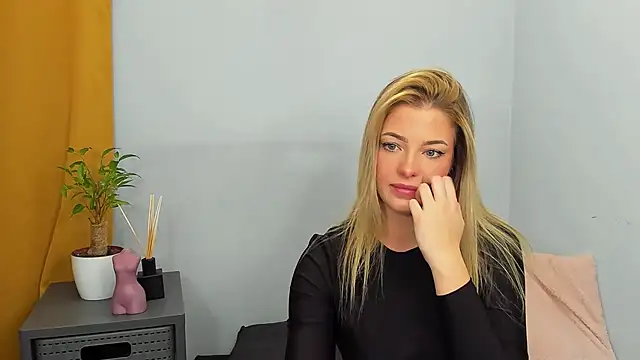 Snapshot of LilyBlondee chatting on 12-08-24, 10:47 LilyBlondee online show from 12-08-24, 10:47