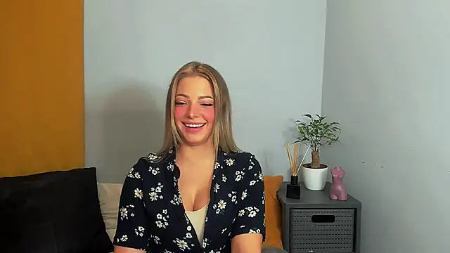 Snapshot of LilyBlondee chatting on 03-02-25, 04:32 LilyBlondee online show from 03-02-25, 04:32