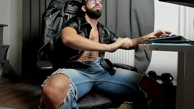 Snapshot of liamaesthetic chatting on 12-23-24, 06:11 liamaesthetic online show from 12-23-24, 06:11