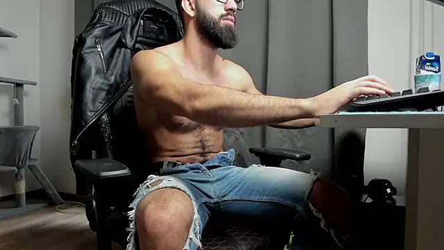 Snapshot of liamaesthetic chatting on 02-04-25, 07:29 liamaesthetic online show from 02-04-25, 07:29