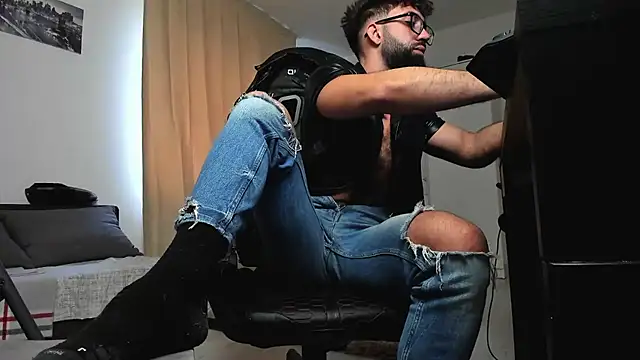 Snapshot of liamaesthetic chatting on 02-09-26, 07:34 liamaesthetic online show from 02-09-26, 07:34