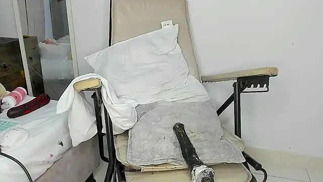 Snapshot of AlyssonKim chatting on 10-20-25, 08:20 AlyssonKim online show from 10-20-25, 08:20