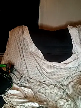 Snapshot of ShadowyTube chatting on 09-20-25, 04:35 ShadowyTube online show from 09-20-25, 04:35