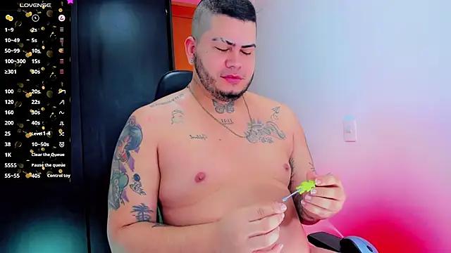 Snapshot of Thomas_chubbyxhot chatting on 10-26-25, 06:08 Thomas chubbyxhot online show from 10-26-25, 06:08