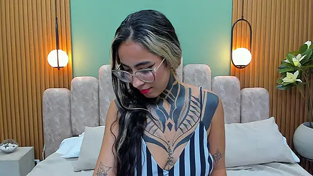 NicoleBlum online show from 02-21-25, 05:31