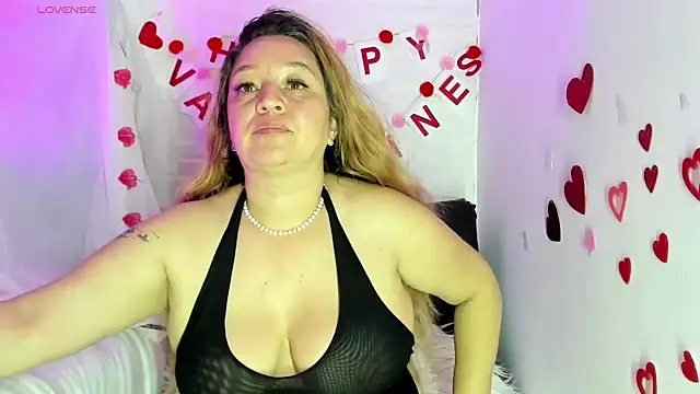 Snapshot of AndreaLombana chatting on 02-12-25, 12:33 AndreaLombana online show from 02-12-25, 12:33