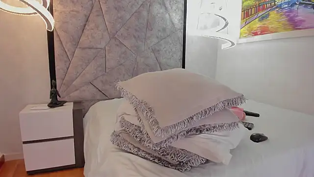 AmandaNordby  online show from 01-31-25, 08:43