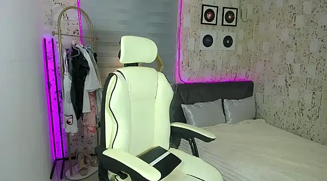 AlexandraMooree online show from 01-17-25, 09:39