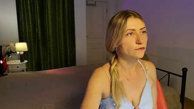 Snapshot of ZoeGrant chatting on 05-18-26, 04:18 ZoeGrant online show from 05-18-26, 04:18