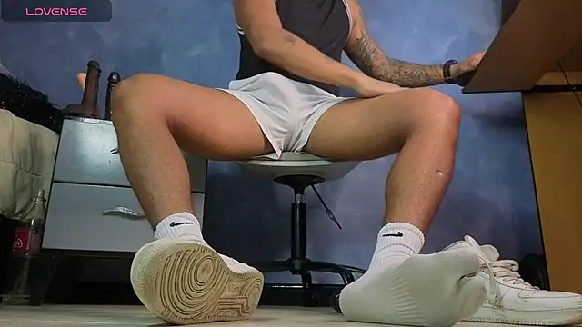 TomLover 12 online show from 02-10-26, 02:48