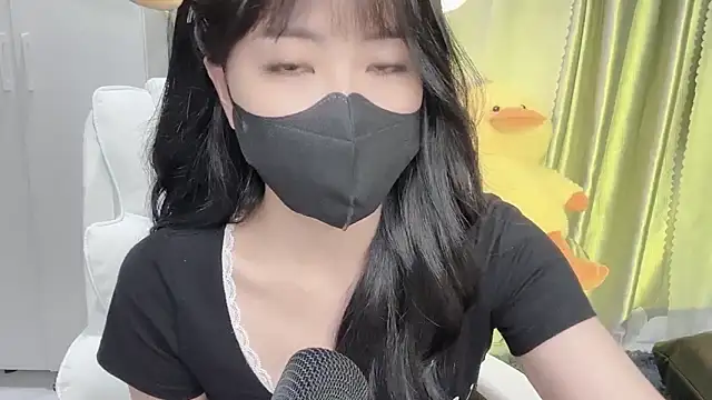 Snapshot of Mya_Lee chatting on 02-14-25, 07:33 Mya Lee online show from 02-14-25, 07:33