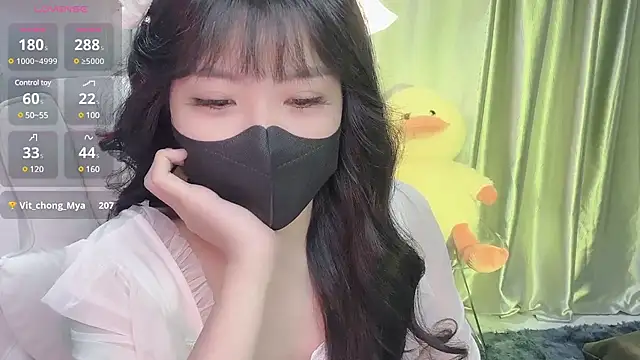 Snapshot of Mya_Lee chatting on 02-18-25, 04:37 Mya Lee online show from 02-18-25, 04:37