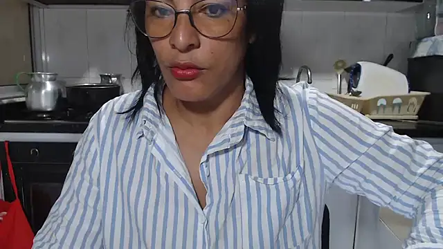 Snapshot of kateleyagrey chatting on 11-16-25, 12:00 kateleyagrey online show from 11-16-25, 12:00