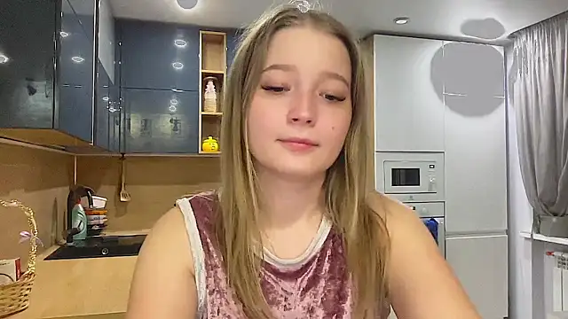 Snapshot of CharmingSarah chatting on 11-05-25, 02:39 CharmingSarah online show from 11-05-25, 02:39