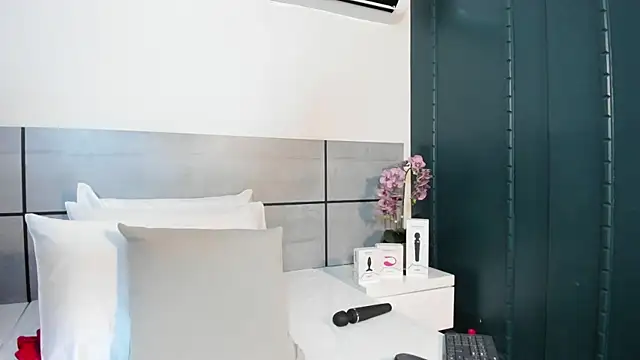 EmmaSmith2 online show from 12-20-25, 02:40