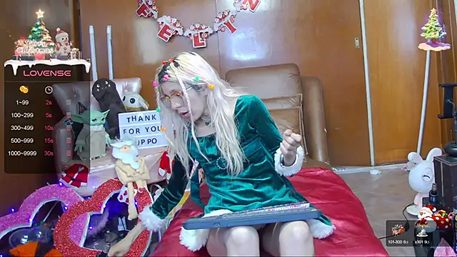 Snapshot of Skinygirl chatting on 12-17-24, 10:11 Skinygirl online show from 12-17-24, 10:11