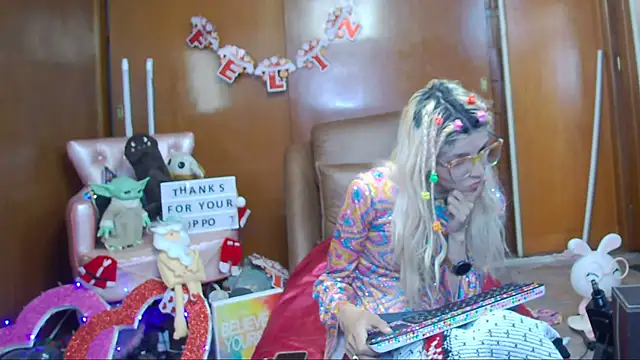 Snapshot of Skinygirl chatting on 12-27-24, 11:42 Skinygirl online show from 12-27-24, 11:42