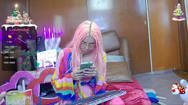 Snapshot of Skinygirl chatting on 01-17-25, 10:45 Skinygirl online show from 01-17-25, 10:45