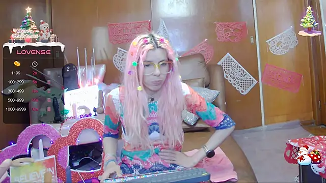 Snapshot of Skinygirl chatting on 02-06-25, 11:15 Skinygirl online show from 02-06-25, 11:15