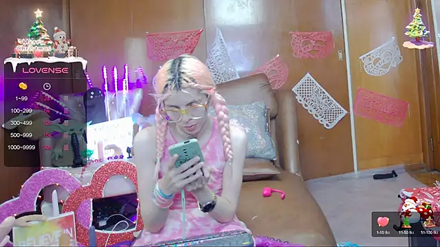 Snapshot of Skinygirl chatting on 02-14-25, 11:42 Skinygirl online show from 02-14-25, 11:42