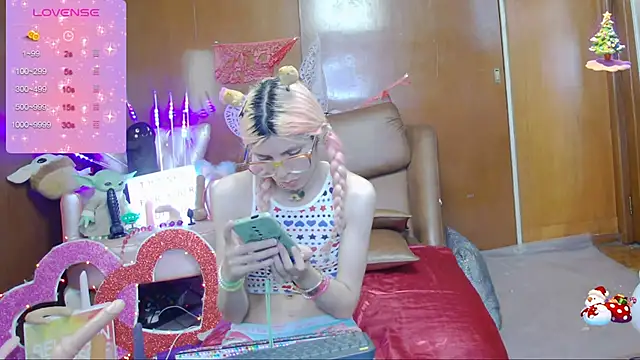 Snapshot of Skinygirl chatting on 03-03-25, 12:48 Skinygirl online show from 03-03-25, 12:48