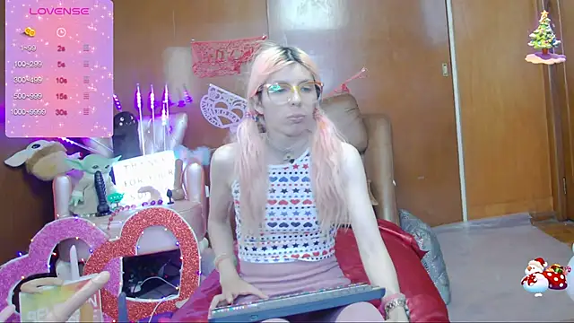 Snapshot of Skinygirl chatting on 03-03-25, 10:42 Skinygirl online show from 03-03-25, 10:42