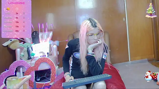 Snapshot of Skinygirl chatting on 03-05-25, 11:38 Skinygirl online show from 03-05-25, 11:38