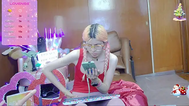 Snapshot of Skinygirl chatting on 03-06-25, 10:47 Skinygirl online show from 03-06-25, 10:47