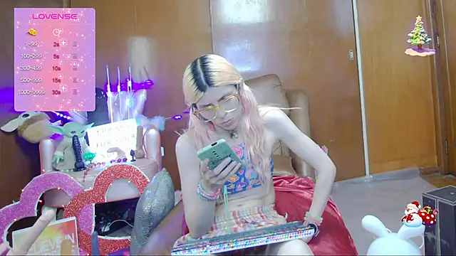 Snapshot of Skinygirl chatting on 03-17-25, 01:03 Skinygirl online show from 03-17-25, 01:03