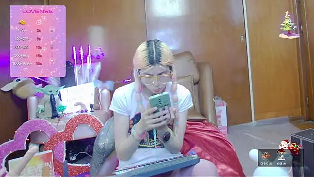 Snapshot of Skinygirl chatting on 03-18-25, 12:38 Skinygirl online show from 03-18-25, 12:38