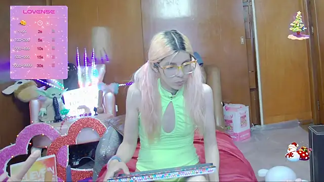 Snapshot of Skinygirl chatting on 03-22-25, 12:49 Skinygirl online show from 03-22-25, 12:49