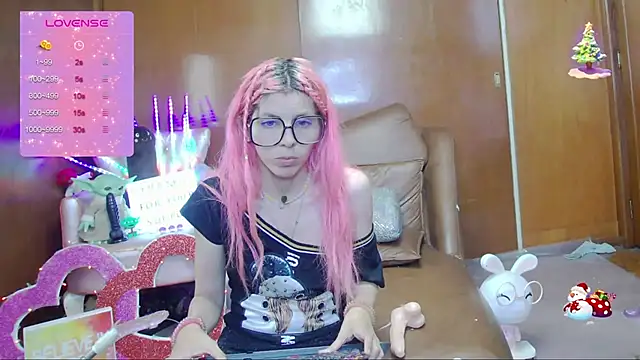 Snapshot of Skinygirl chatting on 09-12-25, 12:00 Skinygirl online show from 09-12-25, 12:00