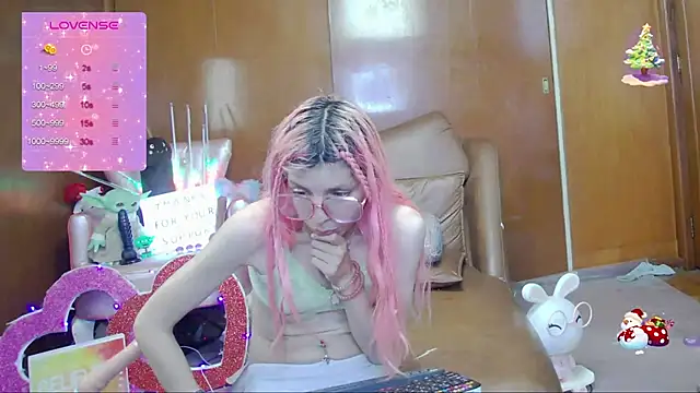 Snapshot of Skinygirl chatting on 10-01-25, 12:38 Skinygirl online show from 10-01-25, 12:38