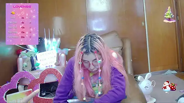 Snapshot of Skinygirl chatting on 10-10-25, 01:37 Skinygirl online show from 10-10-25, 01:37