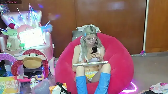 Skinygirl online show from 05-20-26, 12:06