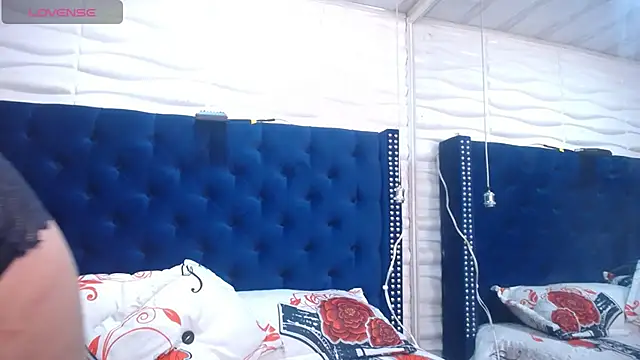 Snapshot of SalmaTits chatting on 06-19-26, 01:48 SalmaTits online show from 06-19-26, 01:48