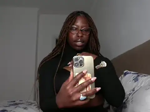 Snapshot of MadamIndigo chatting on 02-07-25, 07:38 MadamIndigo online show from 02-07-25, 07:38