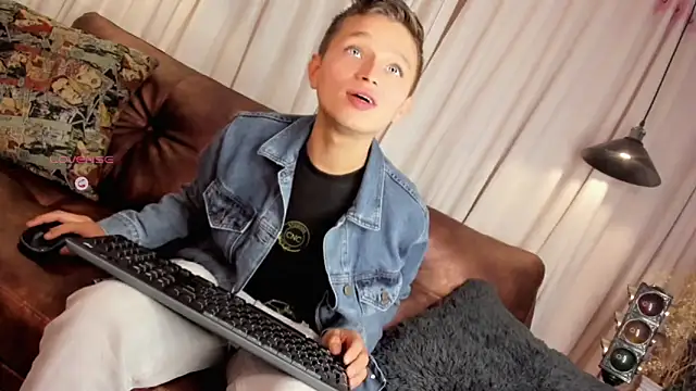 Snapshot of Tim_wolf chatting on 12-15-25, 11:09 Tim wolf online show from 12-15-25, 11:09