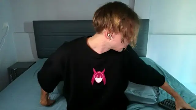 Snapshot of Cryptikov chatting on 01-25-25, 03:19 Cryptikov online show from 01-25-25, 03:19